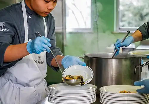 Allievo CAPAC mentre prepara un piatto in cucina