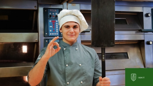 studente di pasticceria con divisa da panetteria grigia