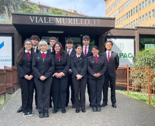 gruppo di studenti in divisa di sala bar