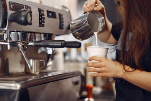 Preparazione di un cappuccino con macchina per caffè espresso